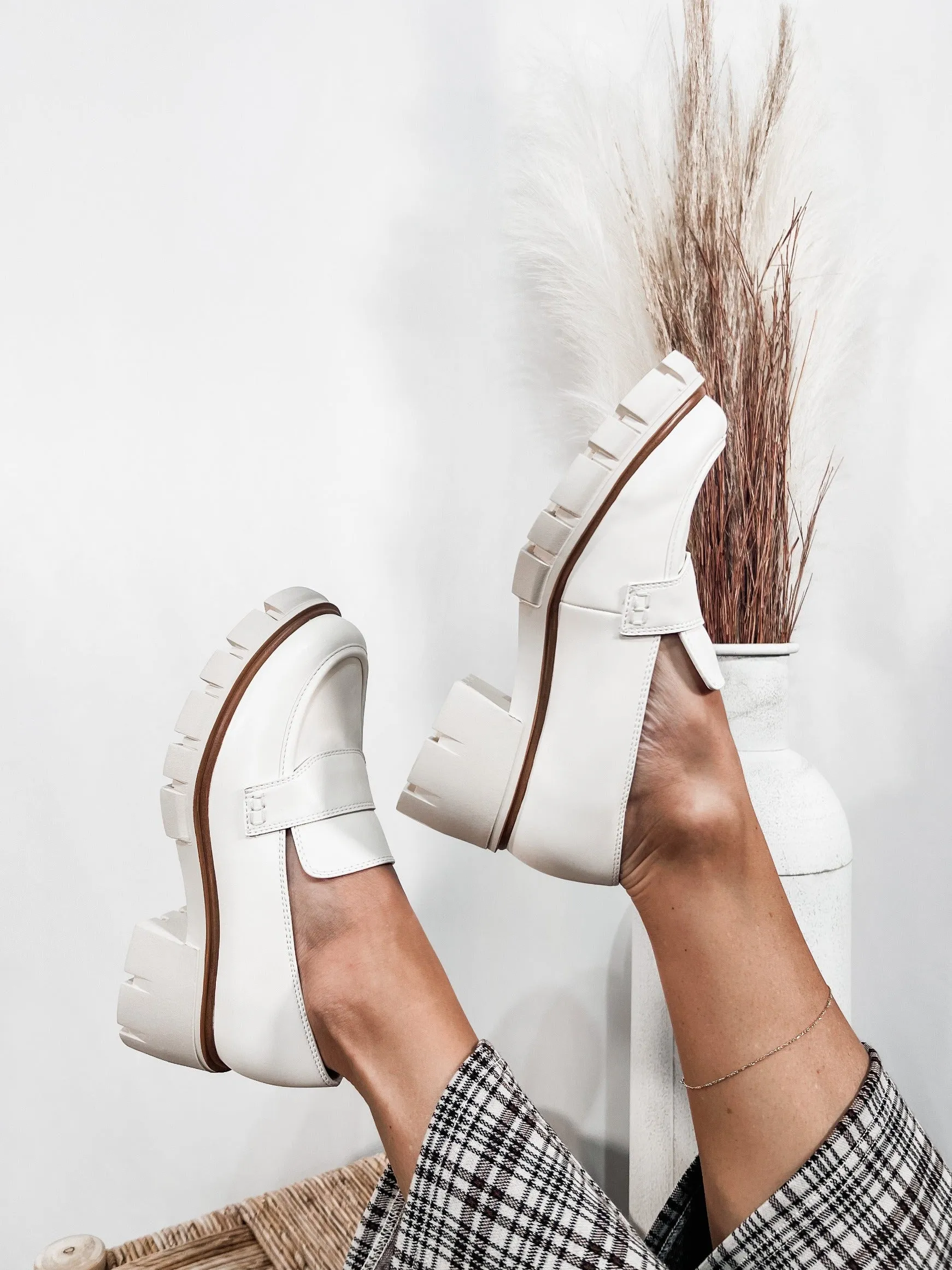 Robbin Loafer, Bone